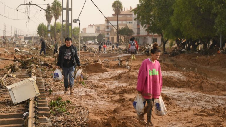 El Gobierno planea flexibilizar la renovación de los permisos de residencia y trabajo de los inmigrantes afectados por la DANA