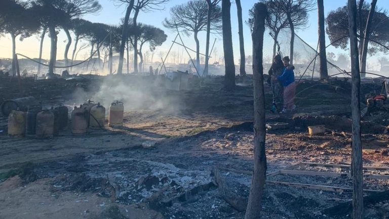 El enésimo incendio en un asentamiento de inmigrantes en Huelva arrasa más de 120 chabolas en Lucena del Puerto