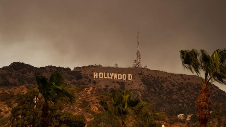 El paseo de la fama, el letrero de Hollywood y otros lugares icónicos amenazados por el fuego en Los Ángeles