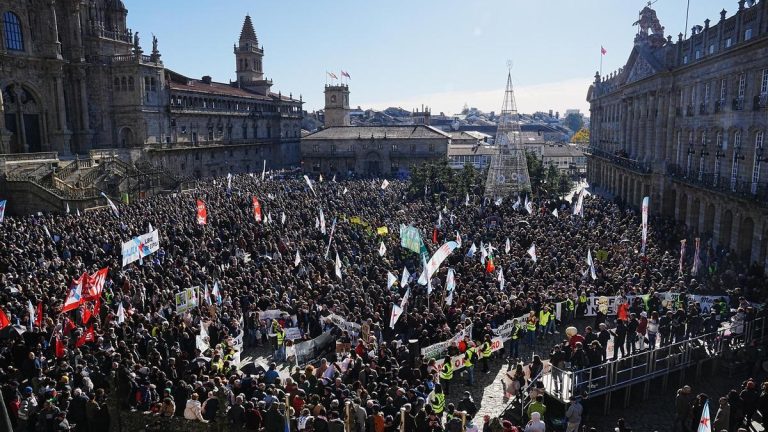 La protesta contra la macrocelulosa de Altri se cuela en las campanadas de la TVG