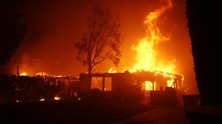 Los incendios de Los Ángeles avanzan sin control y fuerzan la evacuación de 30.000 personas