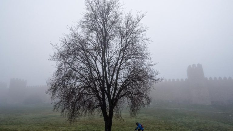 AEMET pone en aviso a tres comunidades por nieblas y a Galicia por fenómenos costeros y lluvias