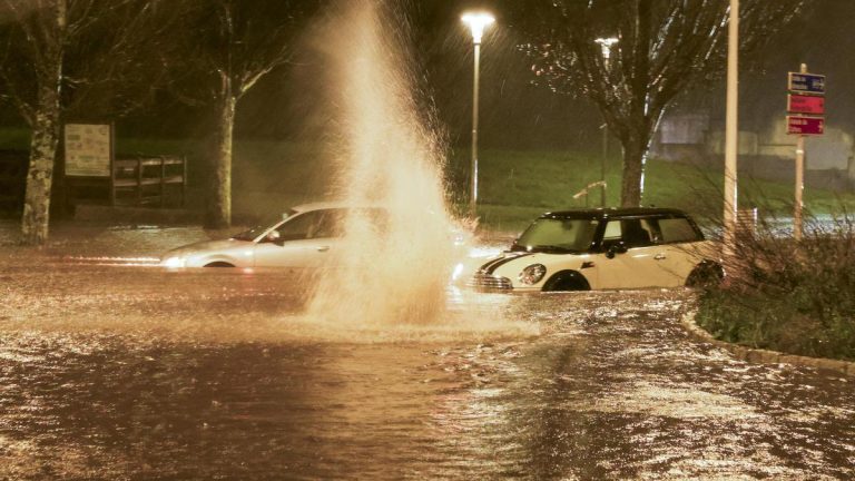 Casas anegadas, rescates y accidentes en Galicia por el temporal de fuertes lluvias y viento de más de 150 kilómetros por hora