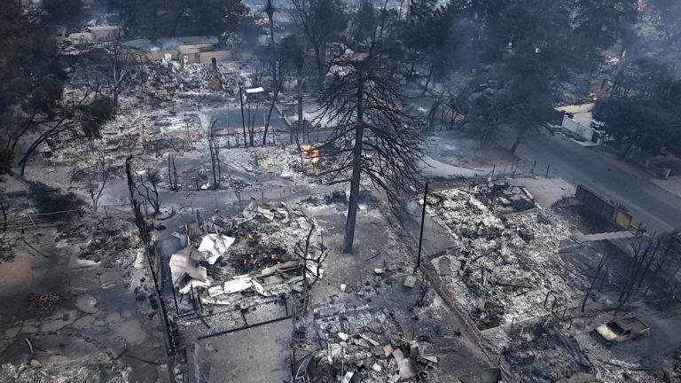 Los incendios que cercan los Ángeles suman ya cinco muertos y miles de evacuados