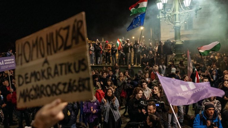 Miles de personas protestan en Hungría contra la ley que prohíbe la marcha del Orgullo