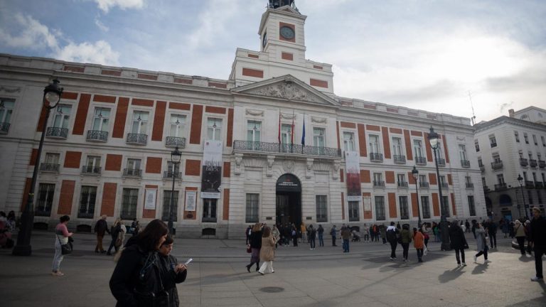 Un balcón a la memoria en la Puerta del Sol