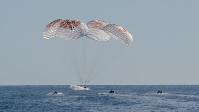 Los astronautas varados en la Estación Espacial ya están de vuelta en la Tierra