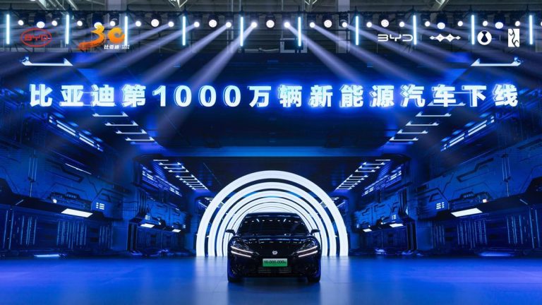 La china BYD gana en ventas a Tesla y a las automovilísticas europeas y los desafía con un coche que se carga en 5 minutos