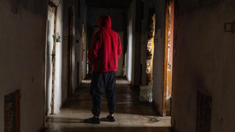 Desalojadas 200 personas que vivían en la antigua cárcel de Palma entre basura, sin agua ni luz: “No tenemos adonde ir”