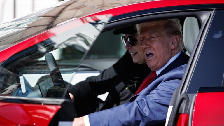 Trump se sube a un Tesla para apoyar a Elon Musk tras su desplome en bolsa: «No se le puede penalizar por ser patriota»