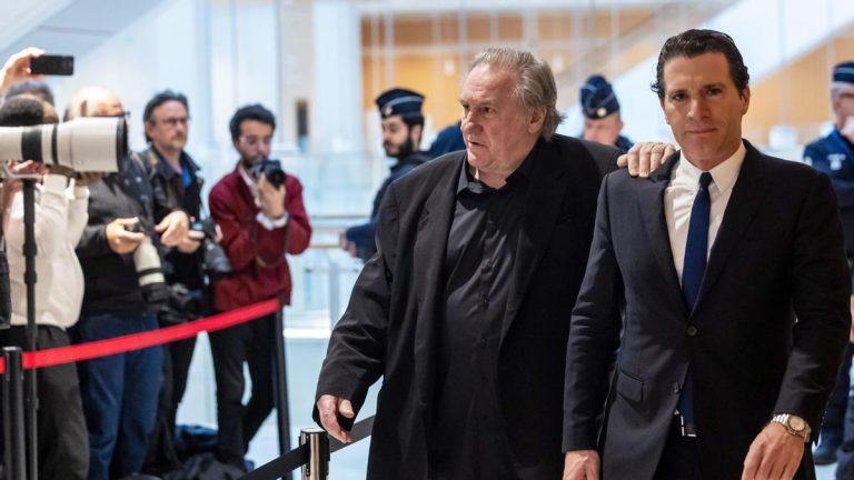 Gérard Depardieu testifica en su juicio por agresiones sexuales: “No me den chicas jóvenes, denme chicos”