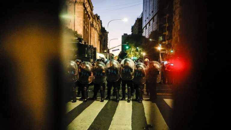 Milei militariza los alrededores del Congreso de Argentina ante las protestas y logra el aval para endeudarse con el FMI