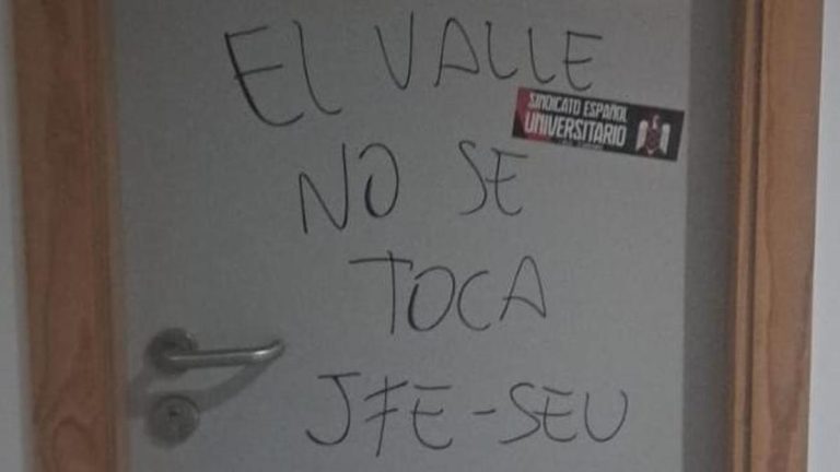 «El valle no se toca»: estudiantes falangistas intimidan y amenazan en la Universidad de Sevilla al profesor Joaquín Urías