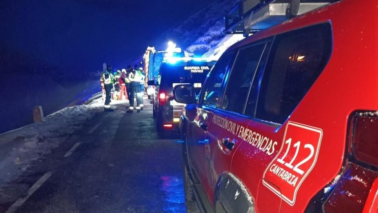 Fallecen cuatro jóvenes en un accidente de tráfico tras salirse de la vía y despeñarse por una ladera en el puerto de Lunada