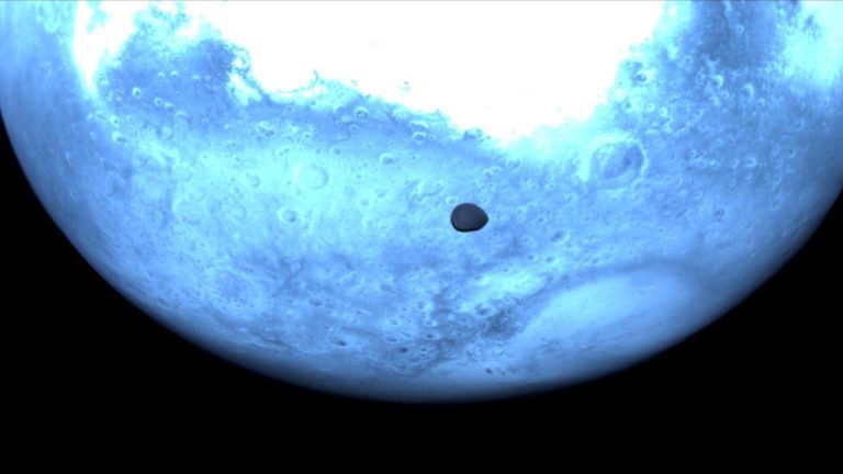 La sonda Hera captura nuevas y «asombrosas» imágenes de la enigmática luna de Marte, Deimos