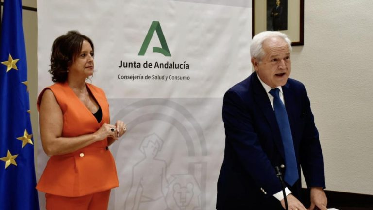 Moreno cesa al alto cargo de la sanidad andaluza que diseñó los contratos a dedo con la privada investigados por el juez