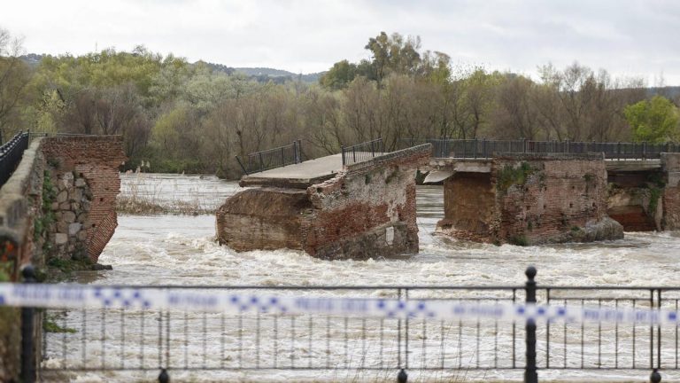 El río Tajo se lleva parte del puente romano de Talavera de la Reina