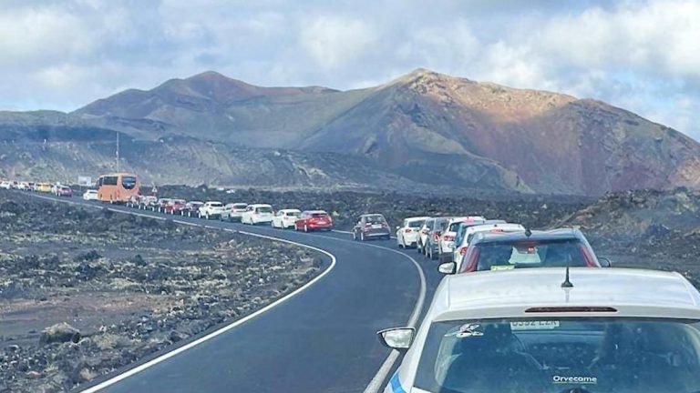 El Seprona denuncia al Parque Nacional de Timanfaya, el cuarto más visitado de España, por exceso de coches
