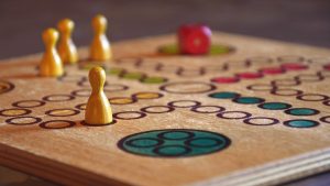 «Una partida de Risk, un Trivial o un parchís»: por qué jugar es clave contra el envejecimiento cognitivo, según expertos