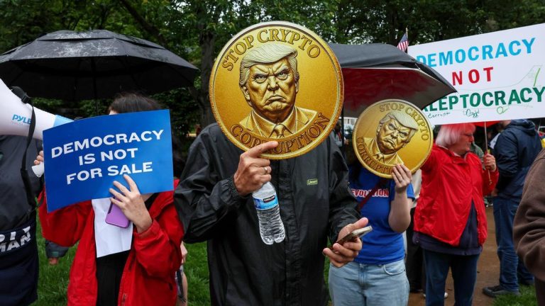 Trump acoge una cena con ‘criptobros’ millonarios que pagaron por sentarse a la mesa en medio de acusaciones de corrupción