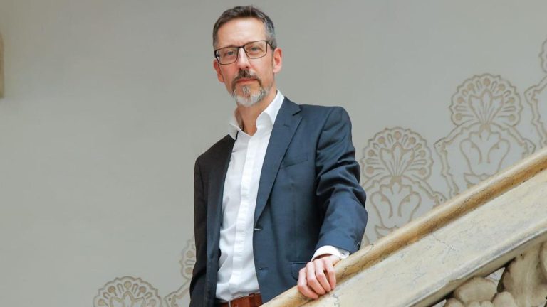 Alex Cobham: «Los bancos son cómplices de la evasión fiscal. Hasta que no haya consecuencias penales, nada cambiará”