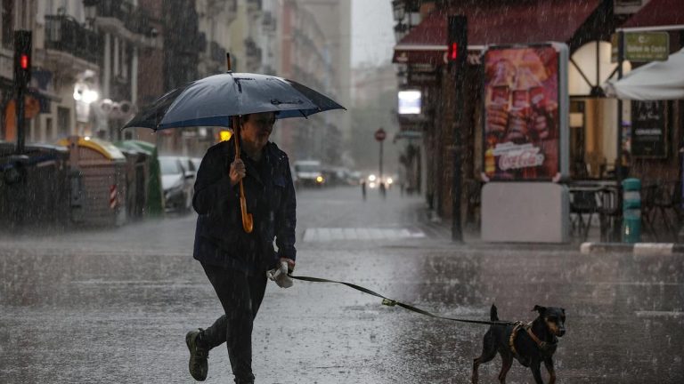 La Aemet advierte de un viernes pasado por agua en el sureste de la Península y activa avisos en cuatro comunidades por lluvia