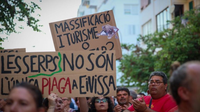 Sancionan con más de 500.000 euros a los dueños de dos viviendas destinadas al alquiler turístico ilegal en Ibiza