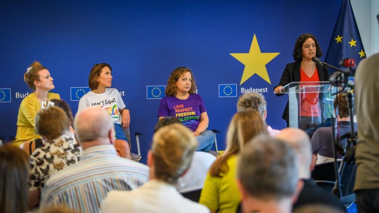 Los partidos de la Eurocámara en Budapest exigen «medidas legales» contra Orbán: «Las palabras no son suficientes»