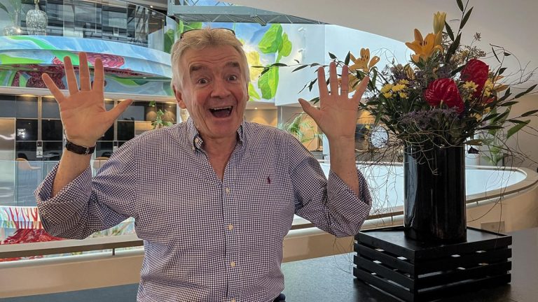 La Justicia suspende cautelarmente la histórica sanción de 100 millones a Ryanair por cobrar el equipaje de mano