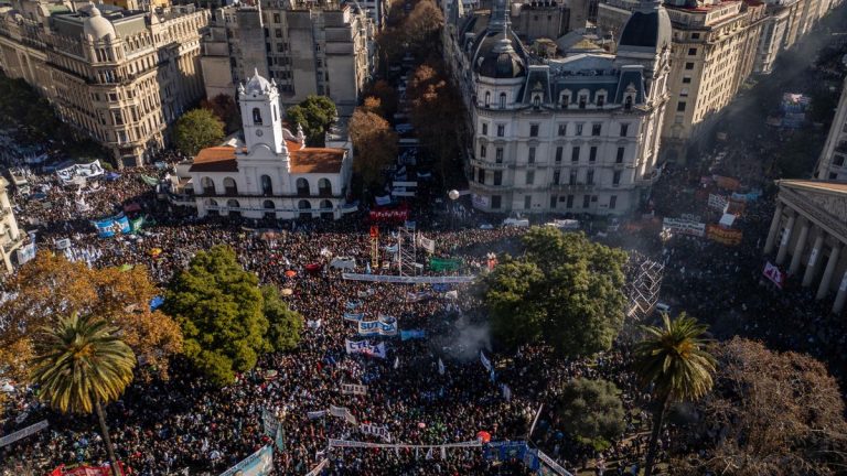 Cientos de miles de personas protestan en Buenos Aires contra la condena a Cristina Fernández: «Defendemos la democracia»