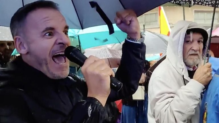 El policía que ventiló bulos racistas en un acto de Vox, a juicio por criminalizar a los migrantes con «datos falsos»