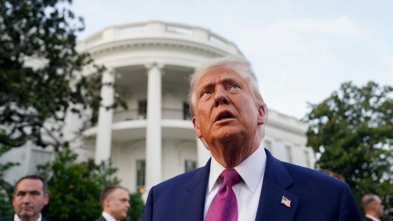 Trump agita las teorías conspiranoicas ante la división del MAGA por Irán y pide un fiscal especial para investigar el «fraude» de 2020