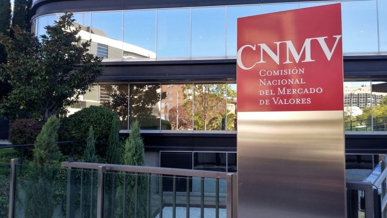 La CNMV suspende la cotización de BBVA y Sabadell a la espera de que el Gobierno decida sobre la OPA