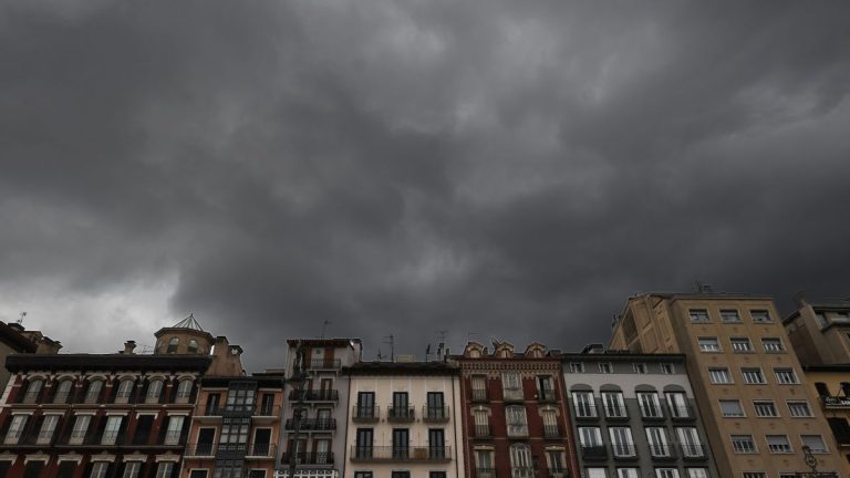 Sigue el tiempo de contraste en Madrid: altas temperaturas en el sur y tormentas en la Sierra