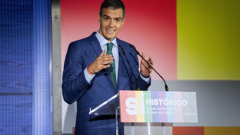 Sánchez recuerda la oposición del PP y la Iglesia al matrimonio homosexual: «Nos habrían llamado ‘wokes'»