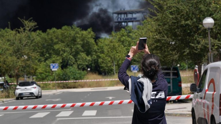 Balance del «grave» incendio en Vitoria: la empresa LEA queda «toda destrozada» y se mantiene la mala calidad del aire