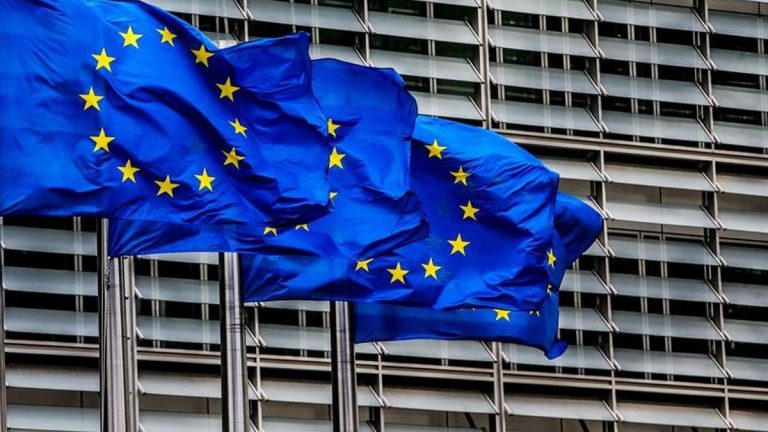 Almunia, Borrell o Mary Robinson firman una declaración contra el desmantelamiento de las políticas de sostenibilidad de la UE