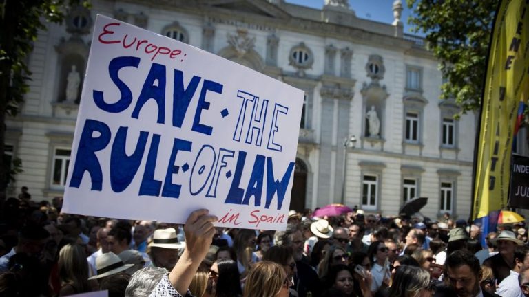 La protesta de los jueces contra el Gobierno reúne a cientos de personas frente al Supremo: “Salvemos el estado de derecho»