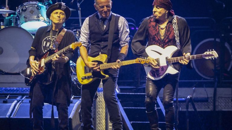 El Bruce Springsteen más político pone a sus pies Anoeta en la primera de sus dos paradas en Donostia