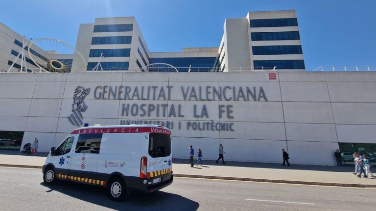 Un herido y al menos cuatro pacientes desaparecidos en un incendio del ala de psiquiatría del hospital de La Fe de València
