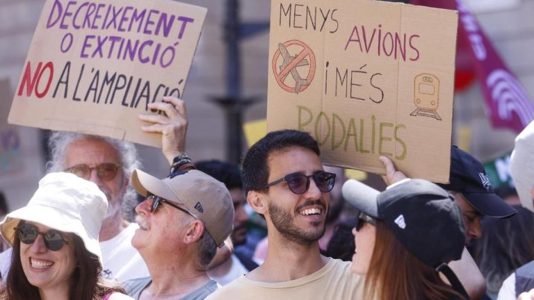 Un millar de personas protestan en Barcelona contra la ampliación del aeropuerto: «Es una aberración»