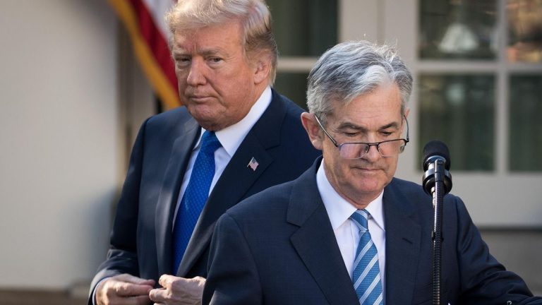 Trump redobla la presión sobre el presidente de la Reserva Federal para bajar los tipos, le insulta y amenaza con su despido