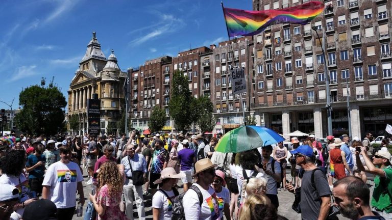 El Orgullo desafía la prohibición del ultraderechista Viktor Orbán y toma las calles de Budapest