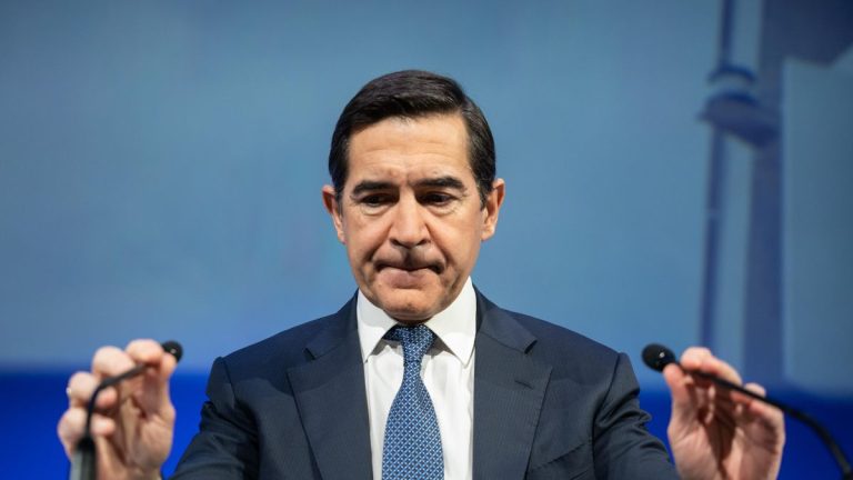 BBVA «está evaluando» la decisión del Gobierno de permitir la OPA sin fusión y Sabadell le exige saber cómo impacta a la operación