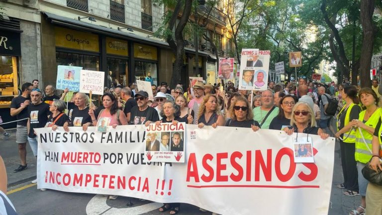 Miles de personas vuelven a exigir la dimisión de Mazón por la DANA y avisan: «Hasta que tenga la dignidad de irse»