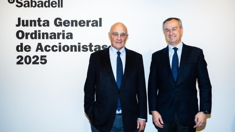 Banco Sabadell explora la venta de su banco británico TSB para frenar la OPA hostil del BBVA