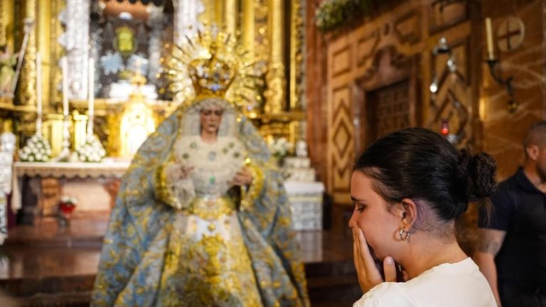 Protesta frente a la basílica de la Macarena por la polémica restauración de la Virgen