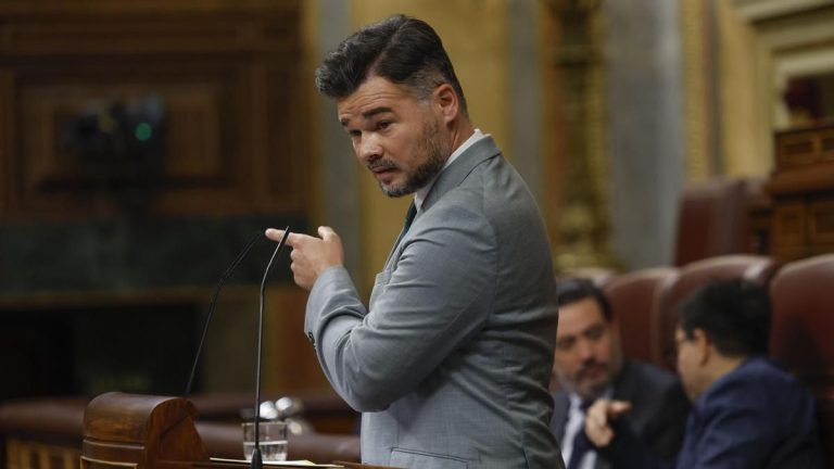 Rufián, sobre el plan de Vox de expulsión masiva de migrantes: «Va a tener que trabajar hasta Abascal»