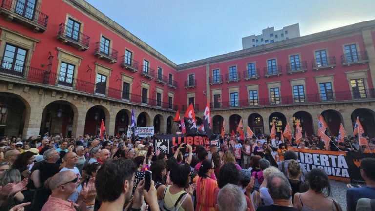 Gijón clama por la libertad de ‘Las seis de la Suiza’: «Han secuestrado a nuestras compañeras por hacer sindicalismo»