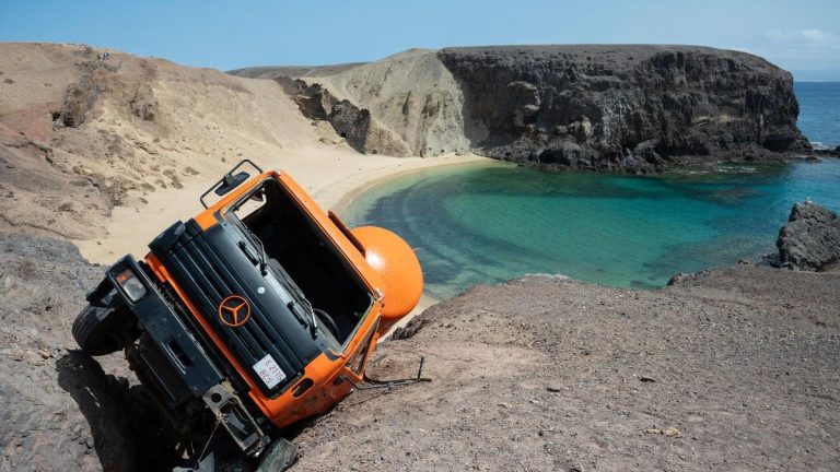 Desalojada la playa protegida de Papagayo, en Lanzarote, por el vuelco de un camión de aguas fecales